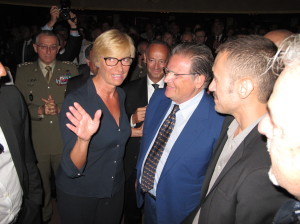Il Ministro Roberta Pinotti si congratula con il regista Leonardo Tiberi. Con loro Marino Zorzato, vicepresidente della Regione del Veneto.