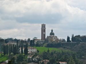 La chiesa di Monte Berico a Vicenza vista dai tetti del centro storico della città.