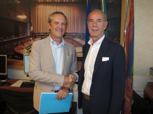 Il presidente del Gruppo Ncd Giancarlo Conta dà una stretta di mano di benvenuto a Sandro Sandri.
