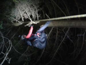 La pilota tedesca di parapendio, illesa ma rimasta intrappolata tra gli alberi sulle pendici del Grappa