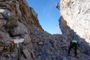 Suggestiva immagine sul gruppo del Carega: impegnati rocciatori esperti del Soccorso alpino