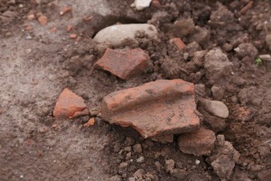 Cocci di vaso di epoca romana affiorano a Caldogno