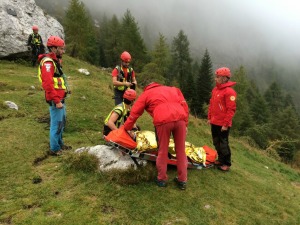 L'escursionista veneziana  che non riusciva più a camminare a causa di una frattura raggiunta dagli uomini del Soccorso Alpino e imbarellata per l'ospedale