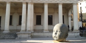 Una delle teste di Lopez Garcia all'esterno di Palazzo Chiericati a Vicenza.
