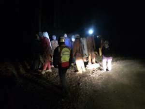 Un momento dell'uscita dalla grotta dell'infortunato con i soccorritori.