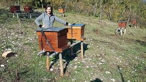 La biologa, insegnante e apicoltrice professionista Costanza Sartori nel suo apiario sugli Euganei.
