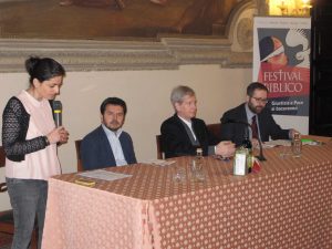 Al tavolo della presentazione del Festival biblico da sinistra Roberta Rocelli, Guido Zovico, mons. Roberto Tomasi e Leopoldo Sandonà