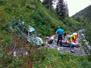 Auto in scarpata in Val Digon (Comelico, provincia di Belluno).
