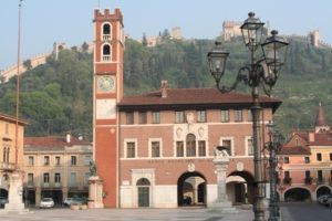 La ex sede centrale della Banca Popolare di Marostica in piazza degli scacchi