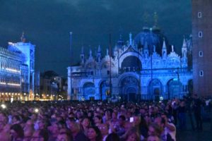 basilica di San Marco di sera con pubblico