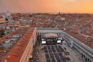 piazza San Marco a volo d'uccello sul palco di Zucchero Sugar Fornaciari al tramonto