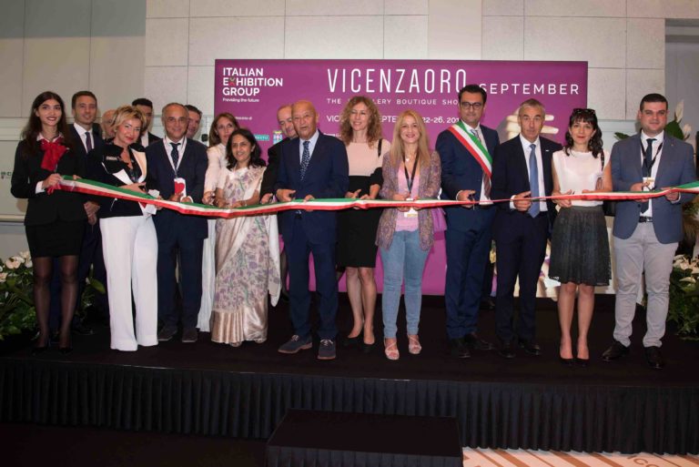 Al taglio del nastro di VicenzaOro un ambasciatore, un ministro e un viceministro