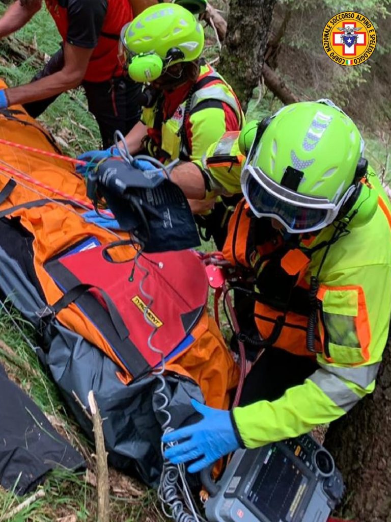 Spalla rotta per fungaiolo finito in un dirupo nel bosco in Val Comelico