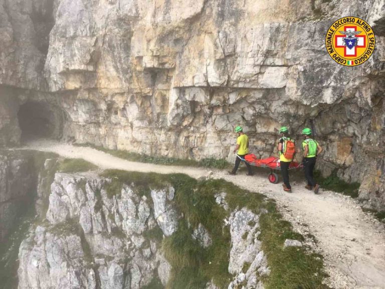 Soccorsa sulla strada delle gallerie del Pasubio