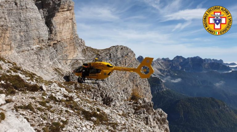 Soccorso alpinista colpito da sasso al piede
