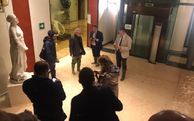 Cascatelle d’acqua in Consiglio regionale del Veneto: l’alta marea devasta Venezia ed entra in aula [VIDEO]