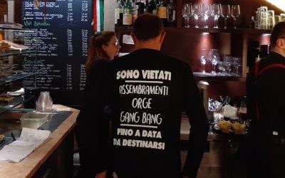 “Mantieni le distanze” per il Covid-19: polemiche tra commercianti per una maglia goliardica!