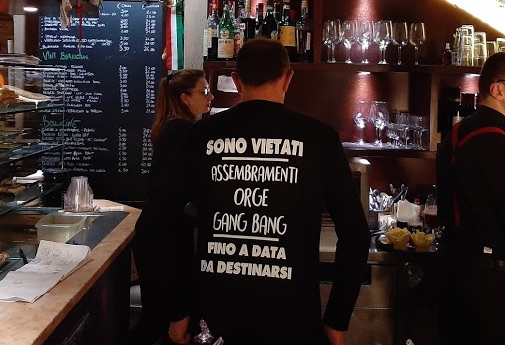 “Mantieni le distanze” per il Covid-19: polemiche tra commercianti per una maglia goliardica!