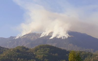 Incendio sul Novegno: evidenti più focolai – foto alle ore 18