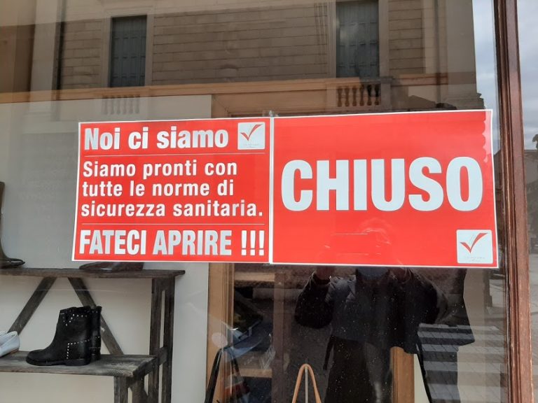In 300 al flash-mob non autorizzato in campo Marzo per riaprire i negozi di Vicenza [VIDEO]