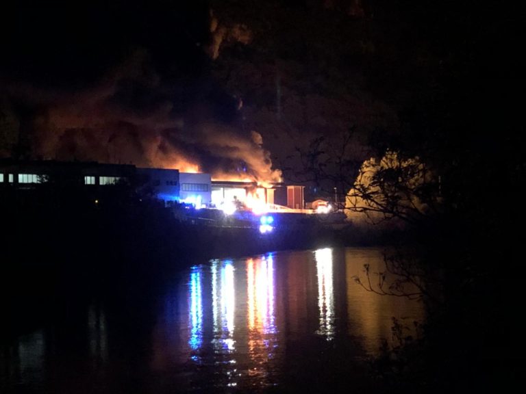 Azienda in fiamme in Valbrenta a Campolongo