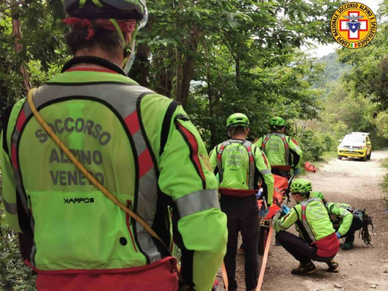 Il Soccorso alpino salva una donna sugli Euganei