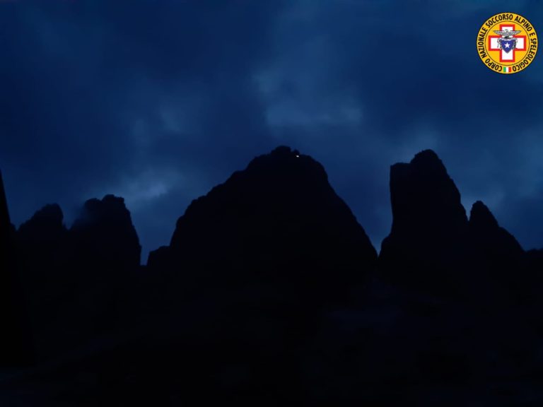 Intervento notturno del soccorso alpino sulle Tre Cime di Lavaredo in aiuto a scalatori [FOTO]