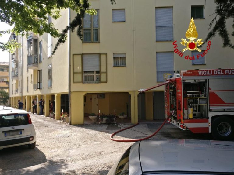 Incendio a Padova e donna intossicata