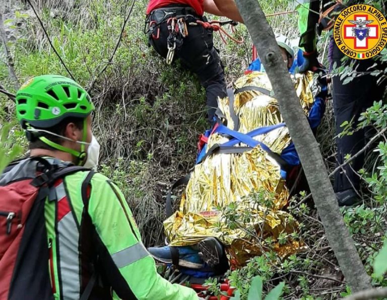 Si fa male sul Colletto sopra Velo d’Astico: recuperato dal Soccorso Alpino