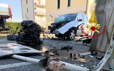 Perde il controllo dell’auto e centra i tubi di sfiato di un distributore di benzina: automobilista miracolato