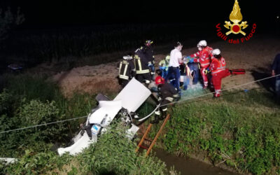 Fuori strada nella notte: finisce nel canale, salvato dai Vigili del Fuoco