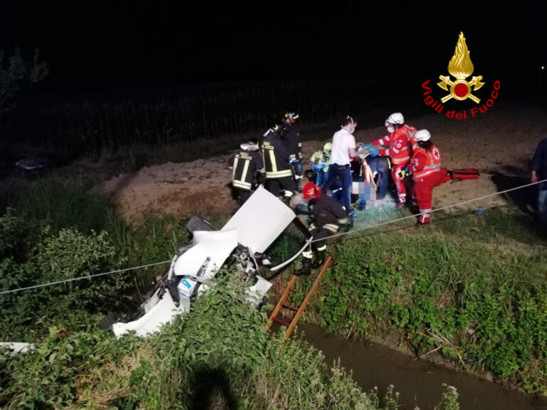 Fuori strada nella notte: finisce nel canale, salvato dai Vigili del Fuoco
