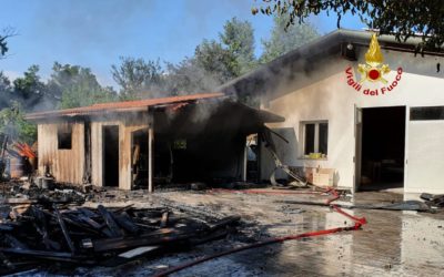 Incendio a Tezze sul Brenta distrugge garage e baracca, salvo  deposito mezzi agricoli [FOTO]