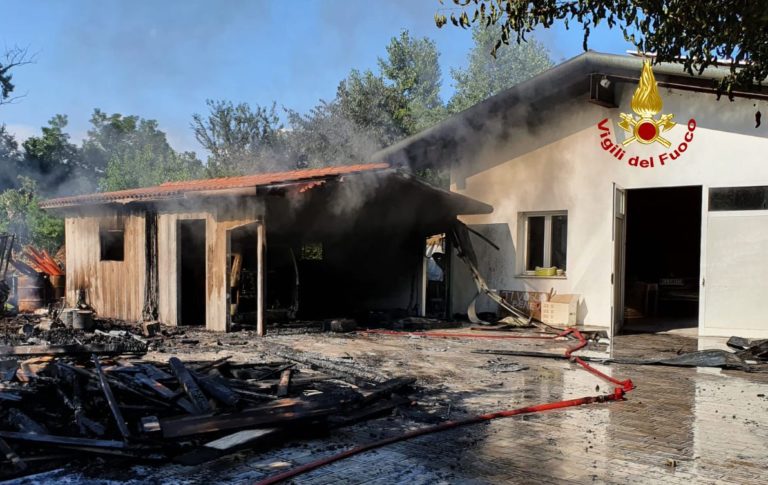 Incendio a Tezze sul Brenta distrugge garage e baracca, salvo  deposito mezzi agricoli [FOTO]