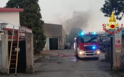 L’incendio di un muletto fa scattare l’allarme in una azienda chimica di Mestre
