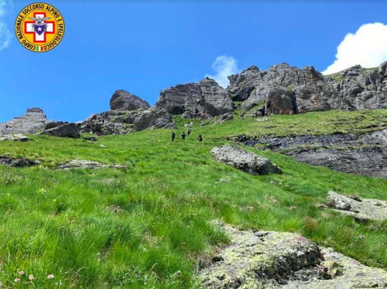 Morto in montagna: perde l’equilibrio sul sentiero e ruzzola per 200 metri