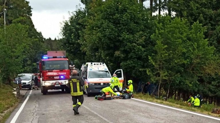 Auto fuori strada tra Cesuna e Canove di Roana: tre anziani feriti