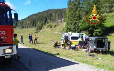 A Gallio tra le Melette e Campomulo si capovolge un fuoristrada: tre feriti [FOTO]