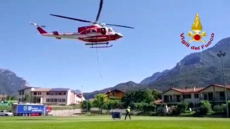 Un drago dei Vigili del Fuoco per portare un generatore al rifugio sul Monte Baldo [VIDEO]