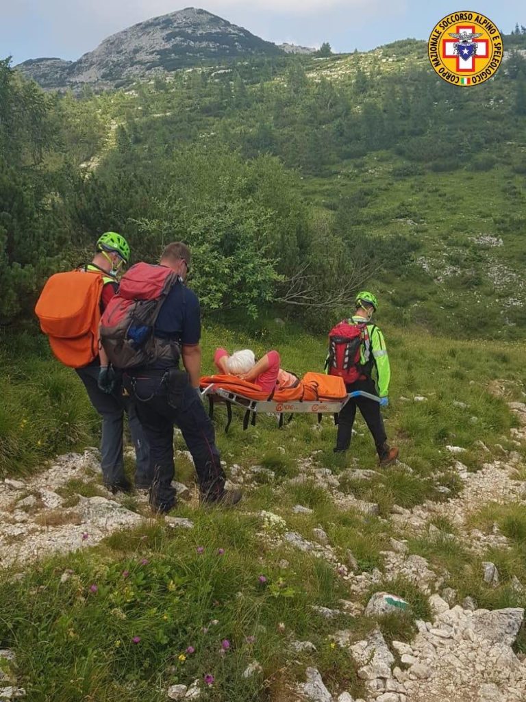 Scivola in discesa dall’Ortigara, trauma alla caviglia: in barella