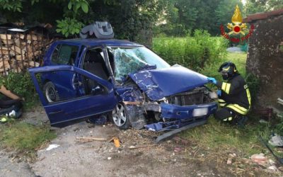 A Marano auto sbatte all’alba su casa abbandonata: due feriti [FOTO]
