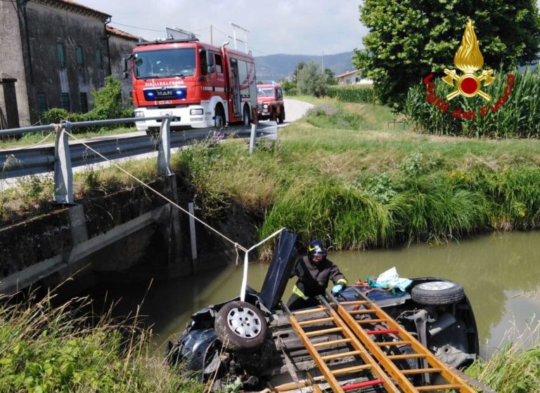 Auto in canale, 75enne miracolata: solo mezzo metro d’acqua