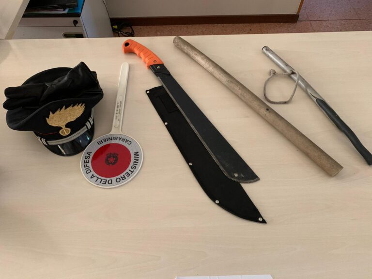 Gira in auto con machete manganello e bastone da arti marziali: denunciato