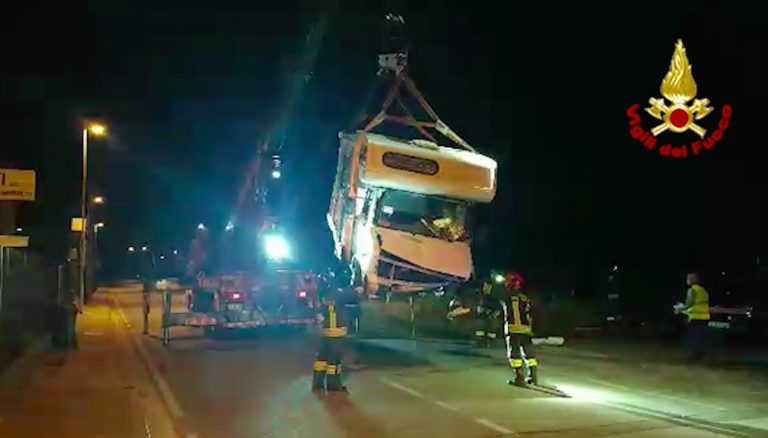 Perdita di gas da camper fuori strada: sul posto i Vigili del Fuoco [VIDEO]
