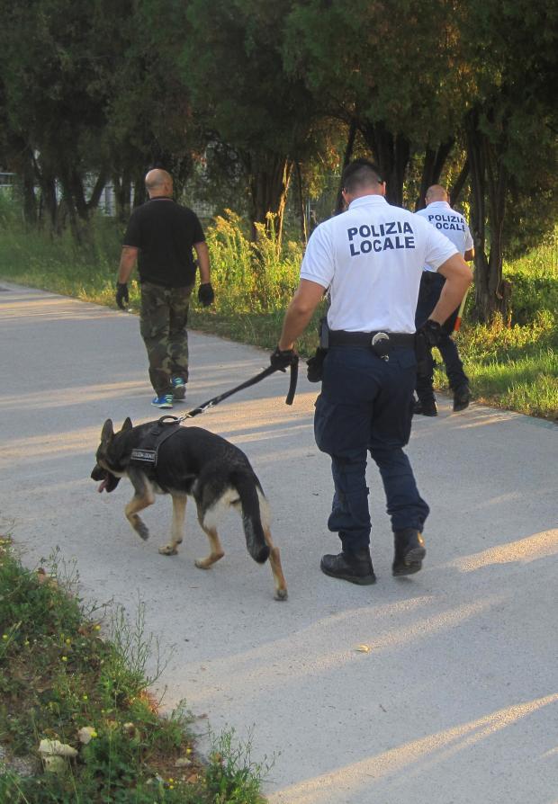 Sputa eroina in mano a ragazzini, arrestato