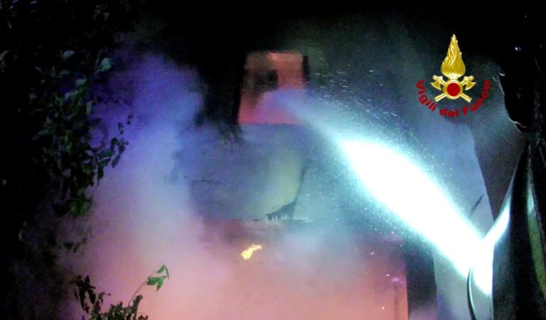 Nella notte bruciata casa disabitata a Costabissara [VIDEO]