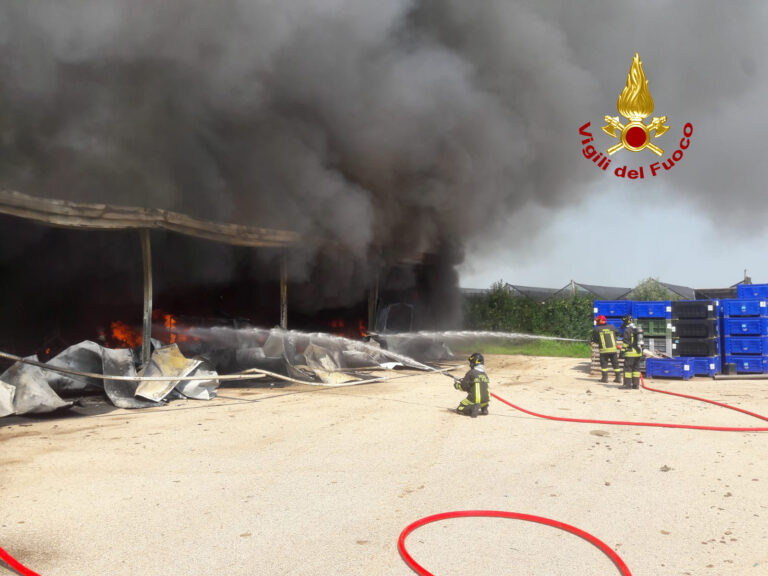 Capannone distrutto dalle fiamme, fumo visibile a km