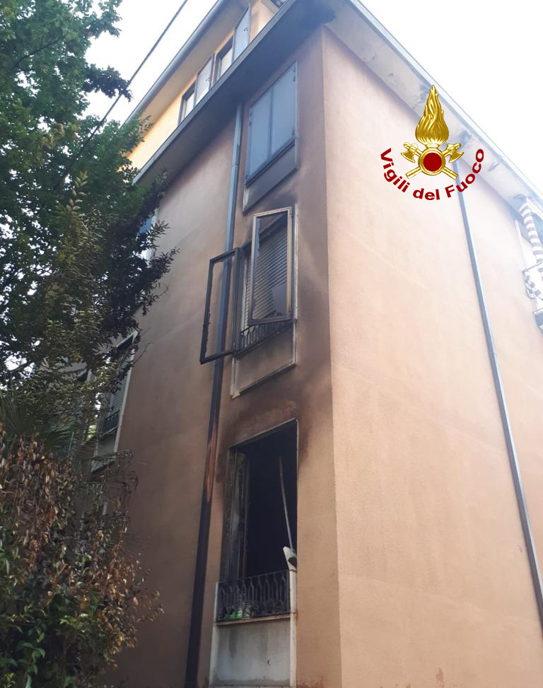 Appartamento in fiamme, condomini evacuati dai balconi