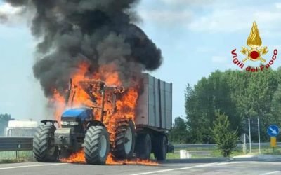 Trattore si incendia a Martellago: alta colonna di fumo!