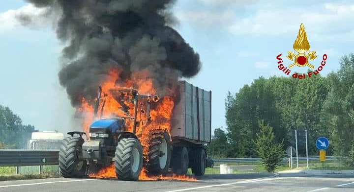 Trattore si incendia a Martellago: alta colonna di fumo!